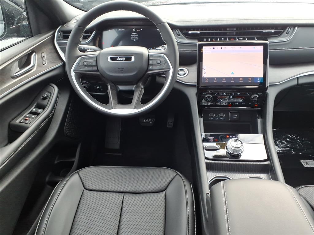 2025 Jeep Grand Cherokee Limited photo 3