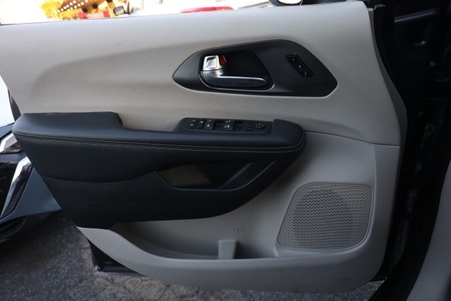2023 Chrysler Pacifica Touring L photo 20