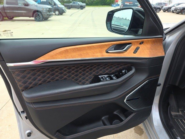 2022 Jeep Grand Cherokee Summit Reserve photo 13