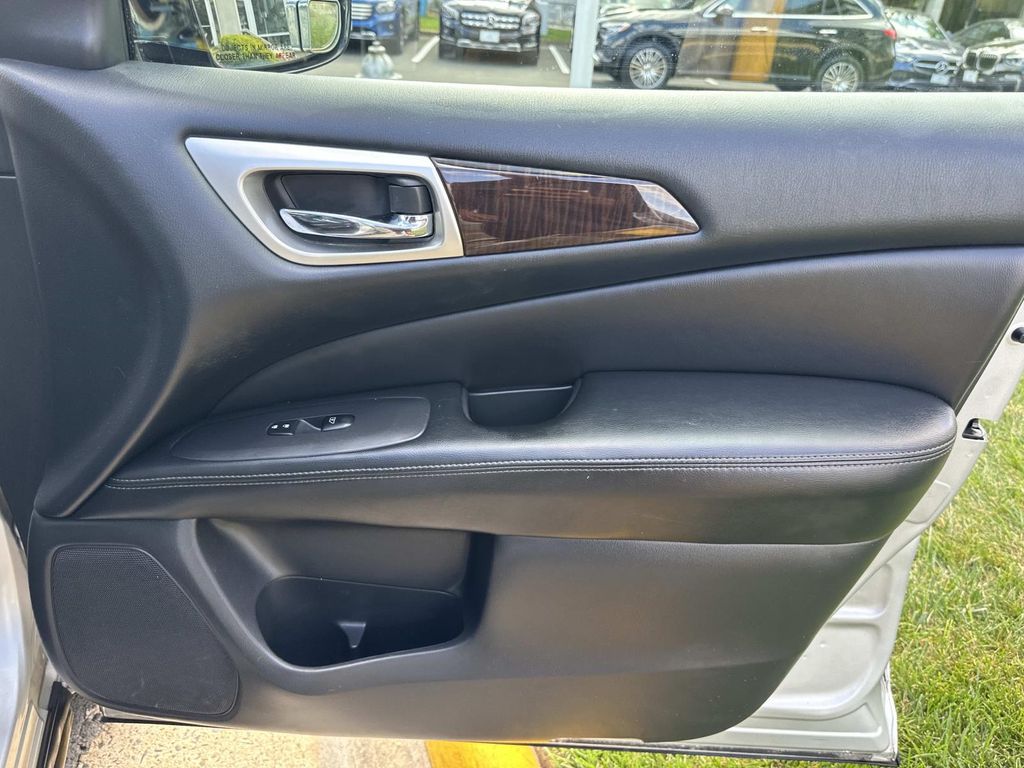 2014 Nissan Pathfinder Platinum photo 19