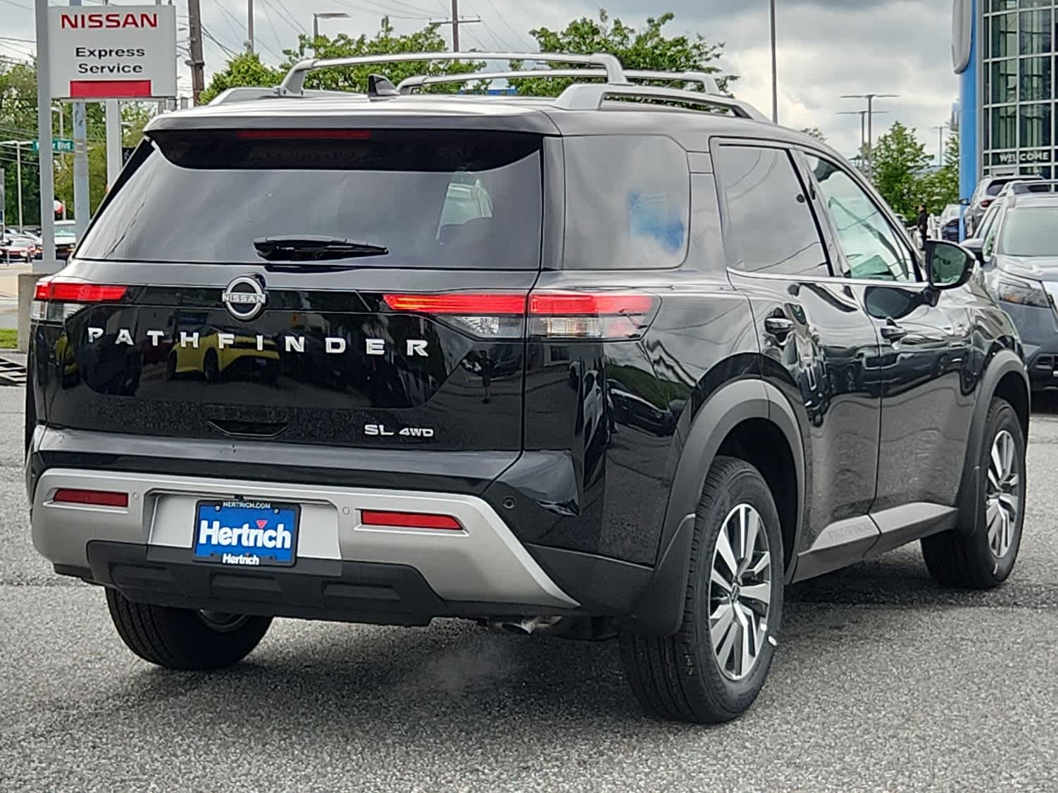 2025 Nissan Pathfinder SL photo 3