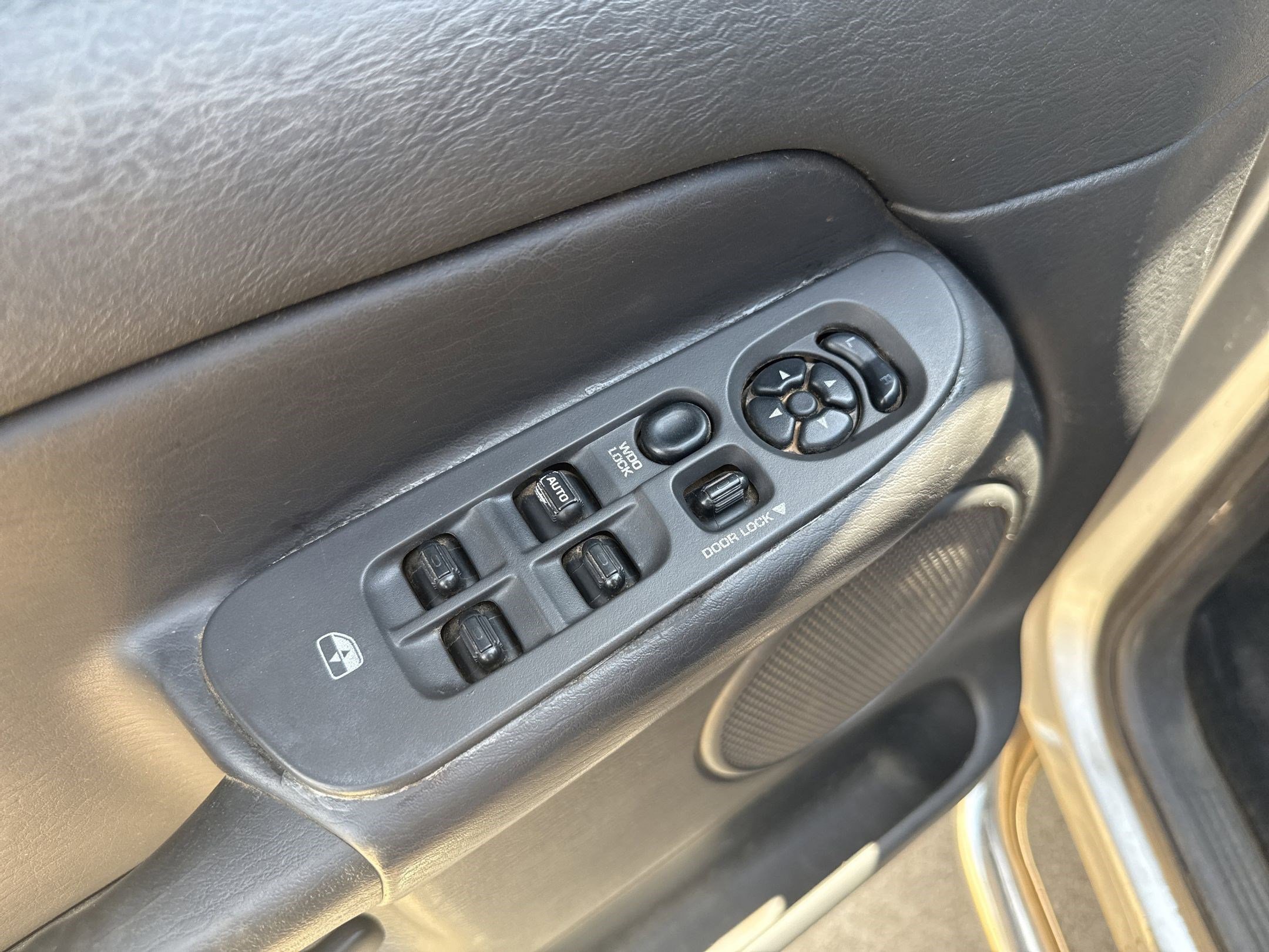 2005 Dodge Ram SLT Laramie photo 6