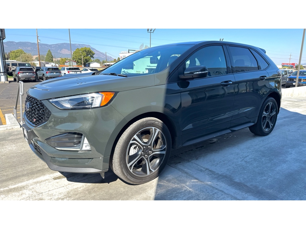 2023 Ford Edge ST photo 3