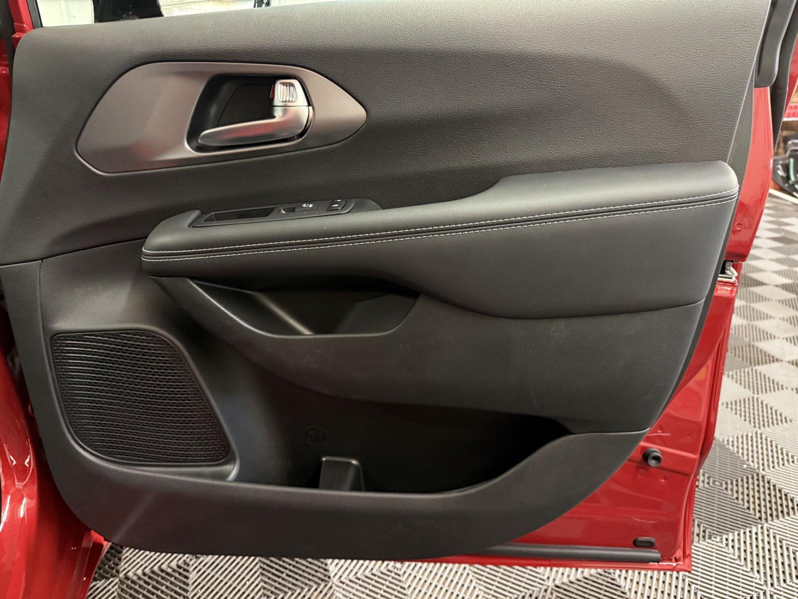2026 Chrysler Pacifica photo 9