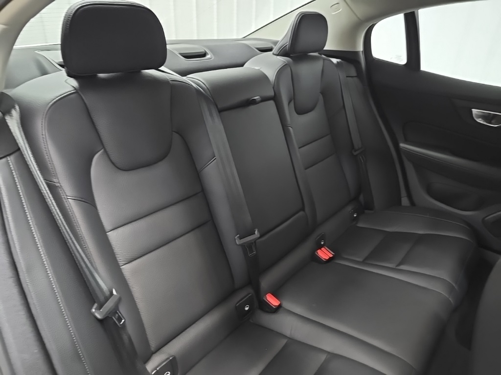 2024 Volvo S60 B5 Plus photo 16