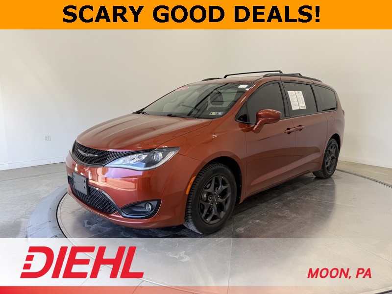 2018 Chrysler Pacifica Touring L photo 3
