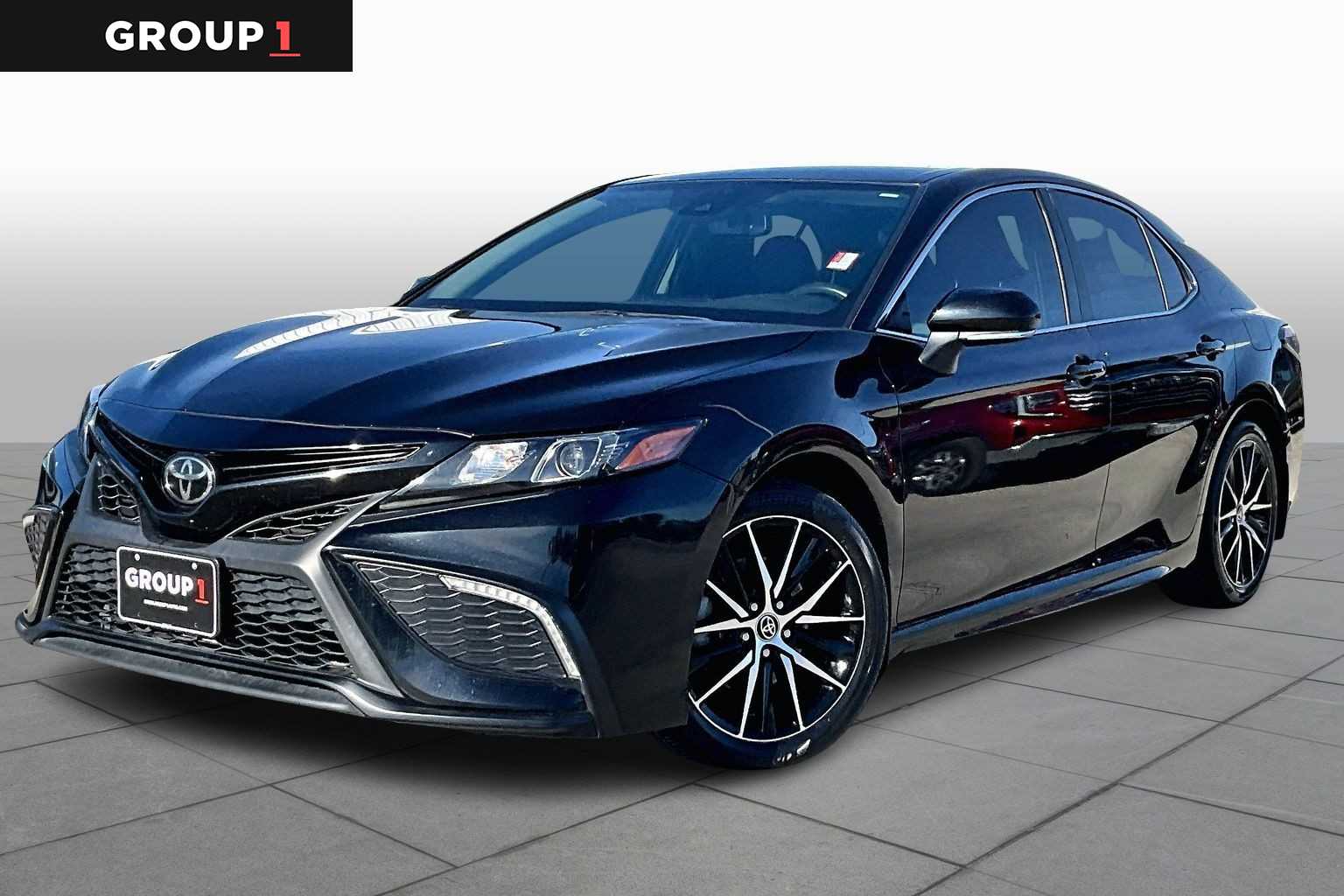 2023 Toyota Camry SE's photo