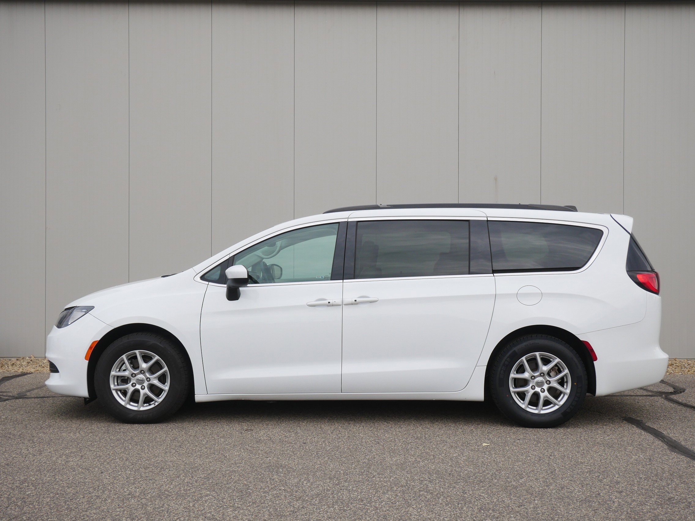 2021 Chrysler Voyager LXi photo 2