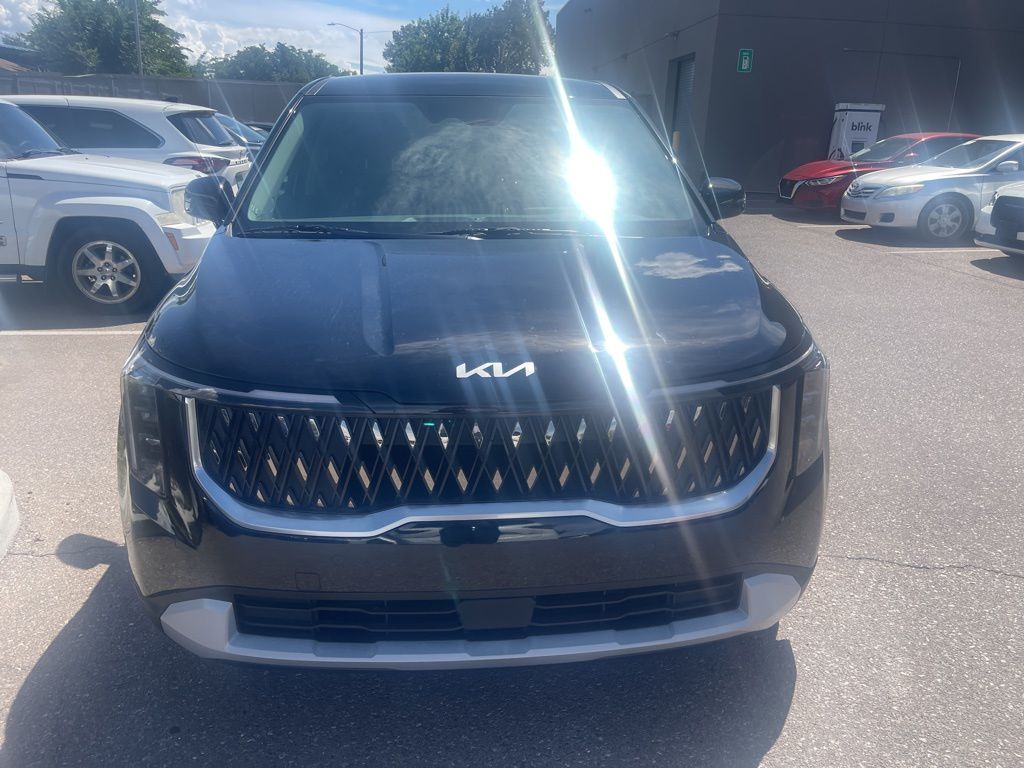 2025 Kia Carnival LXS photo 3