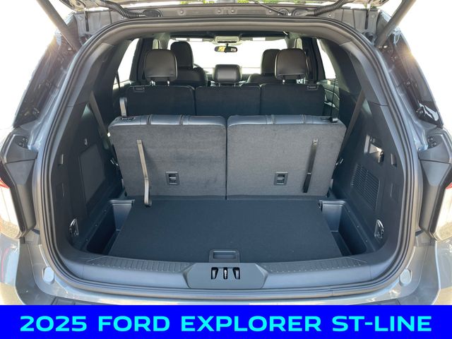 2025 Ford Explorer ST-Line photo 3