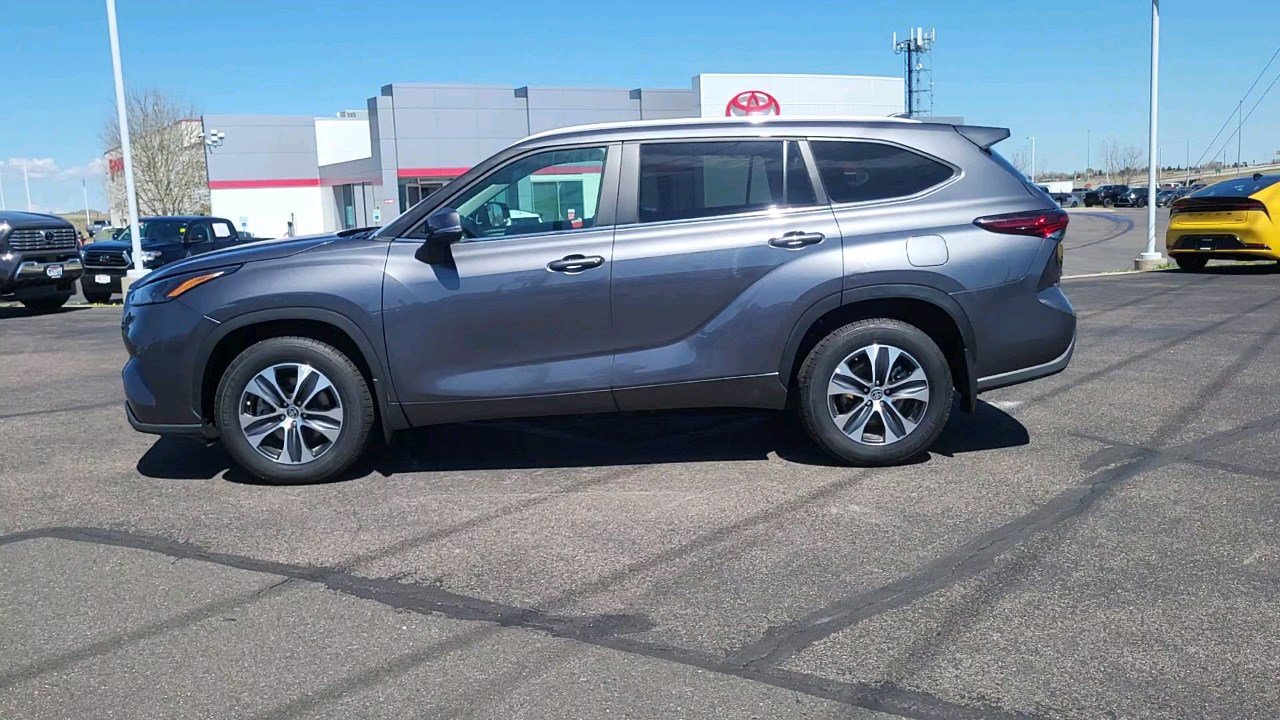 2024 Toyota Highlander XLE photo 2