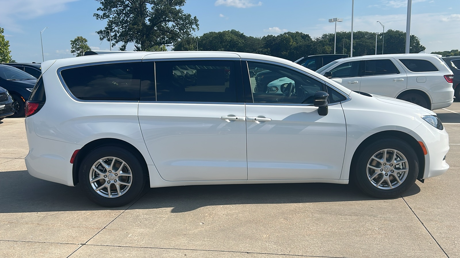 2025 Chrysler Voyager LX photo 2