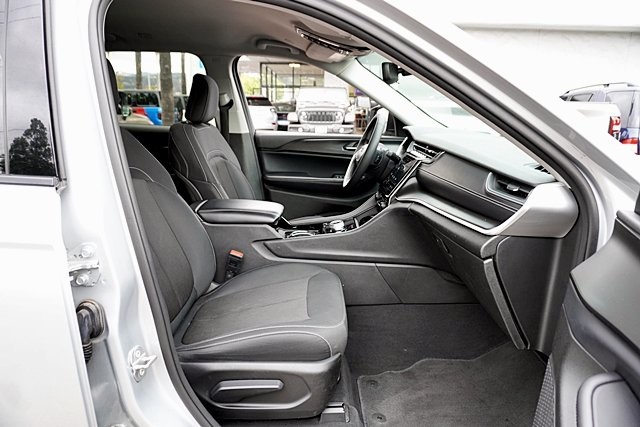 2023 Jeep Grand Cherokee Laredo photo 10