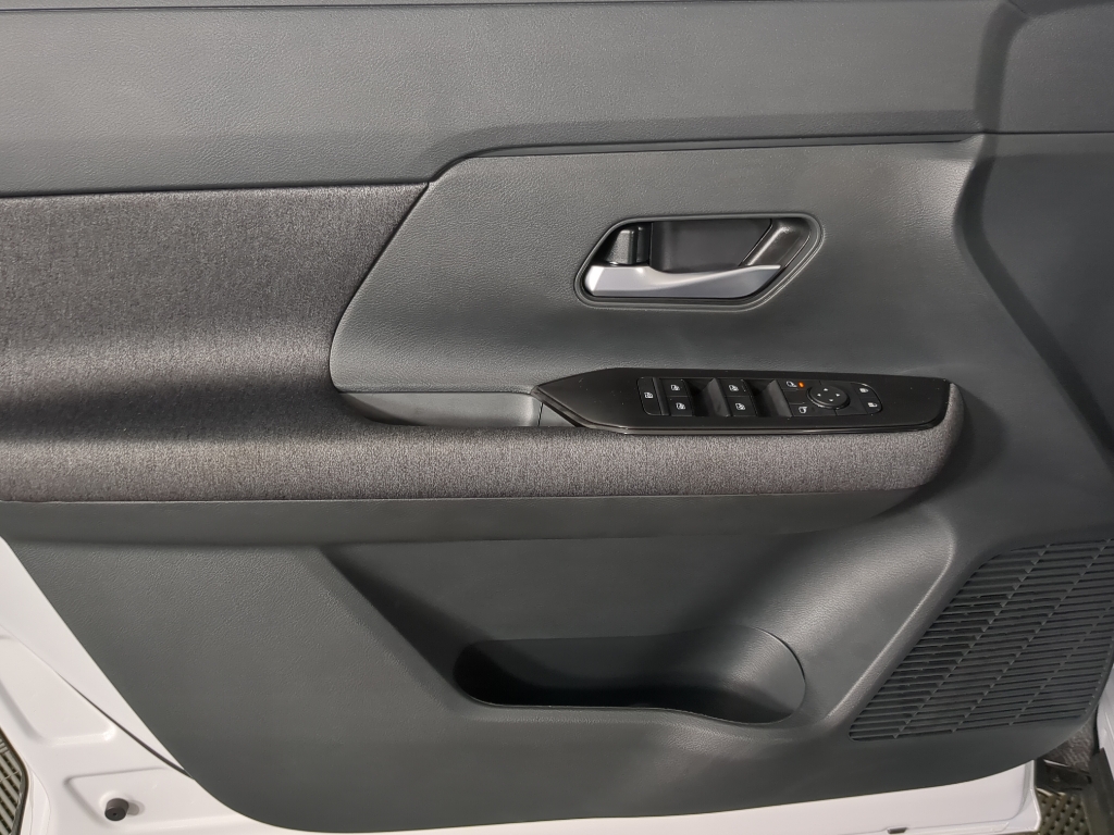 2025 Nissan Kicks SV photo 9