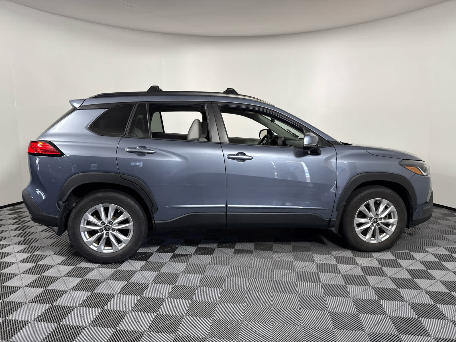 2022 Toyota Corolla Cross LE photo 7