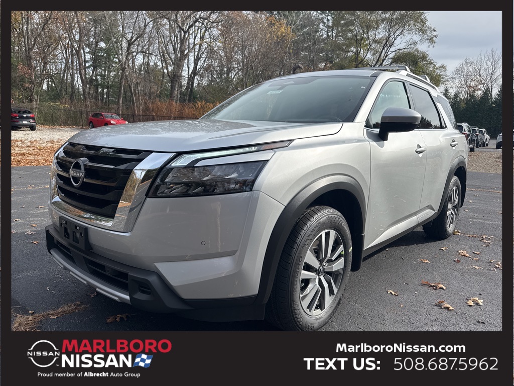 2025 Nissan Pathfinder SL photo 3