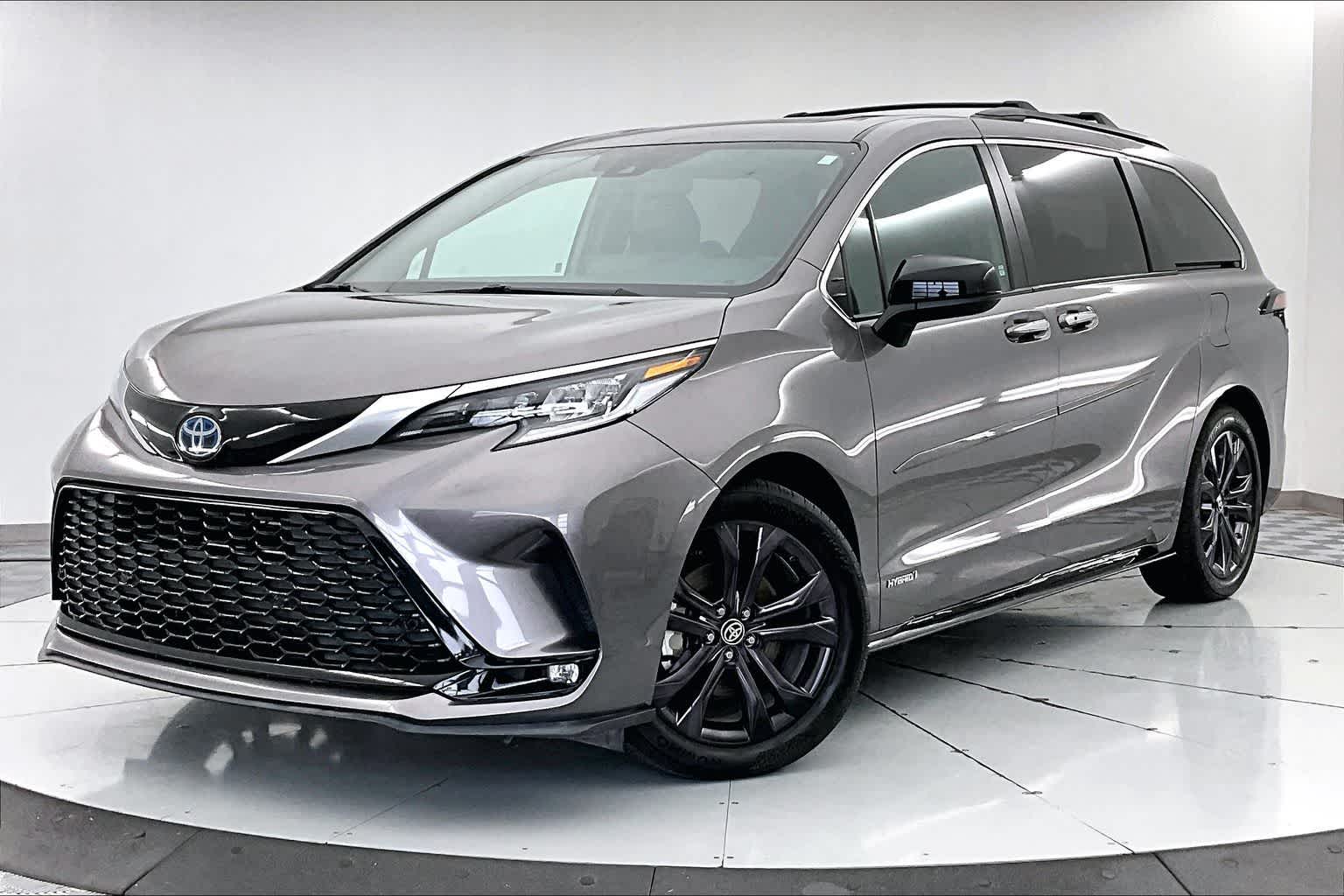 2021 Toyota Sienna XSE's photo
