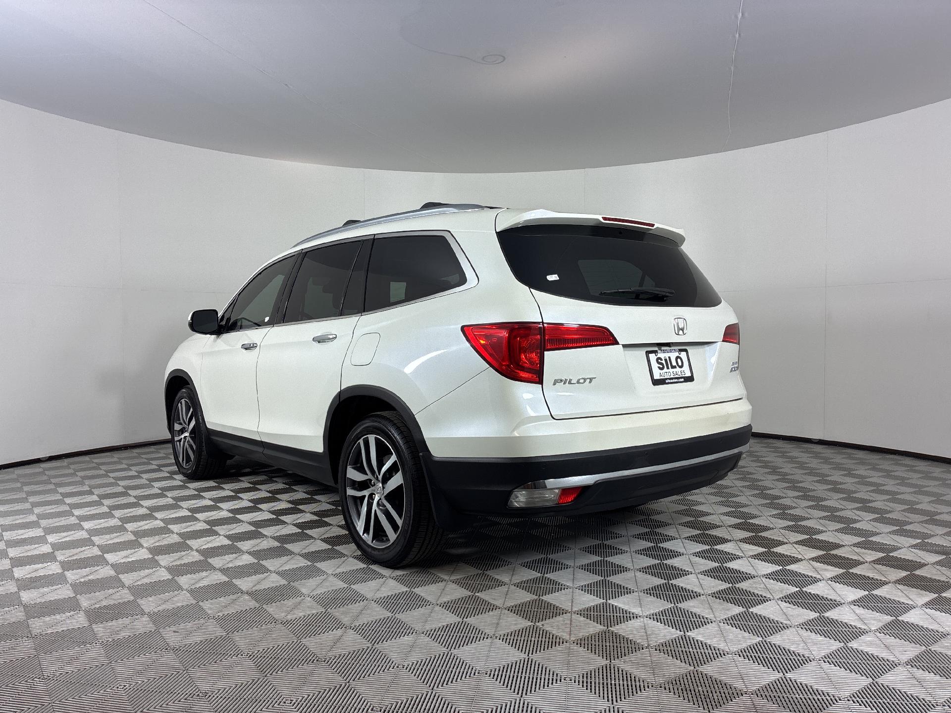2017 Honda Pilot Elite photo 3