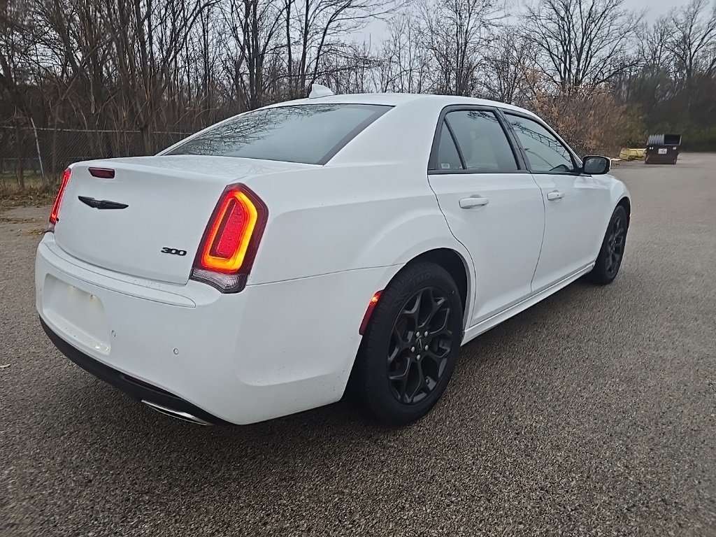 2023 Chrysler 300 Touring L photo 3