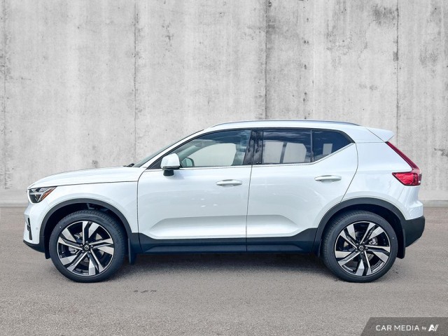 NEW 2025 VOLVO XC40 B5 AWD PLUS BRIGHT THEME