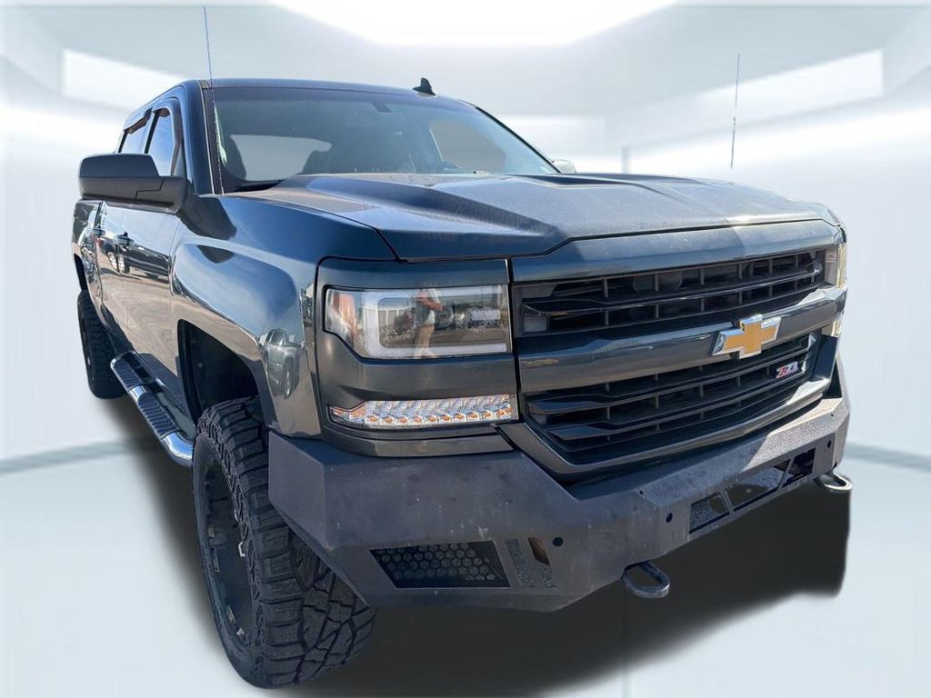2017 Chevrolet Silverado 1500 LT photo 2