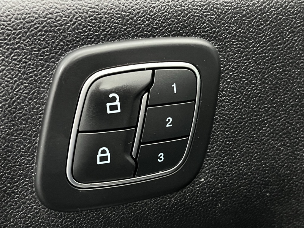 2022 Ford Escape SEL photo 9