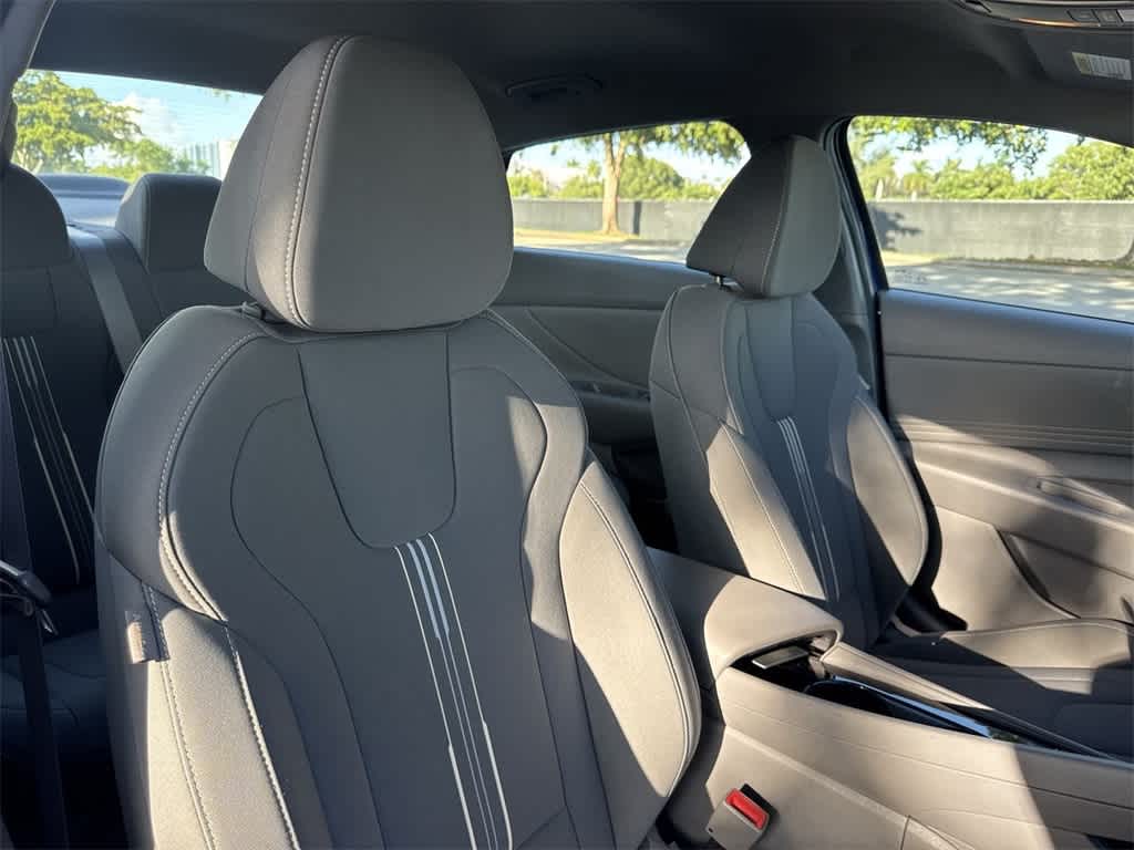 2023 Hyundai Elantra SEL photo 24