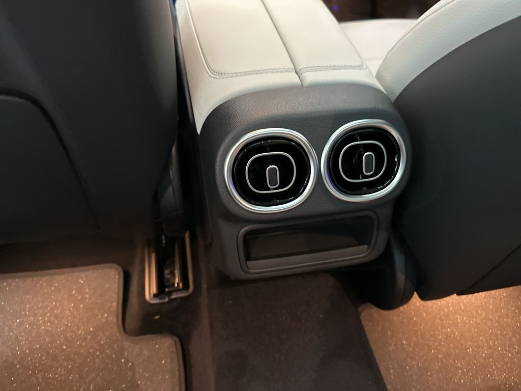 2026 Mercedes Benz GLC 300 photo 16
