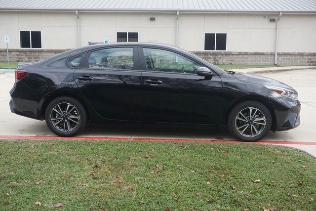 2024 Kia Forte LXS photo 3