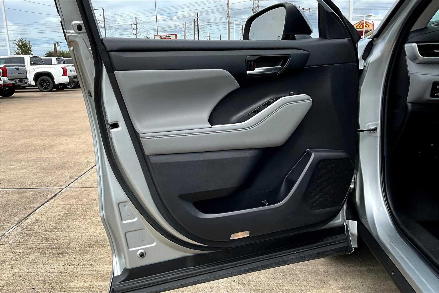 2022 Toyota Highlander Hybrid XLE photo 19