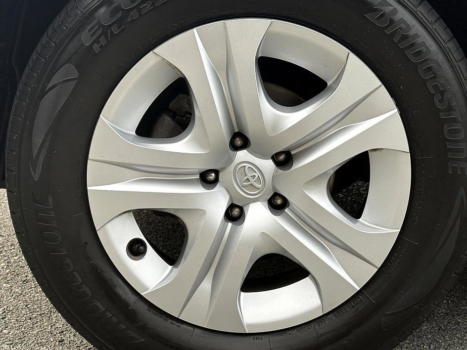 2015 Toyota RAV4 LE photo 7