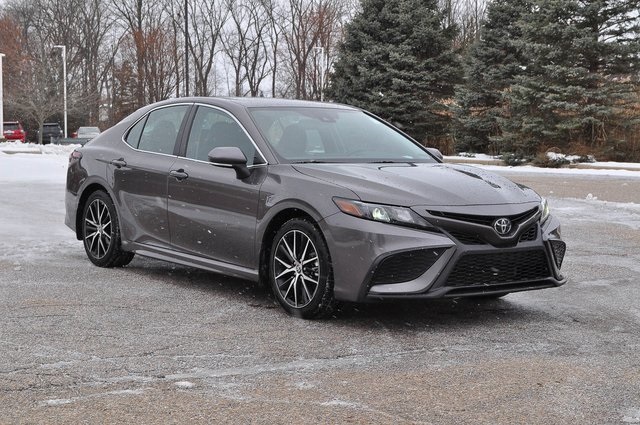 2023 Toyota Camry SE's photo