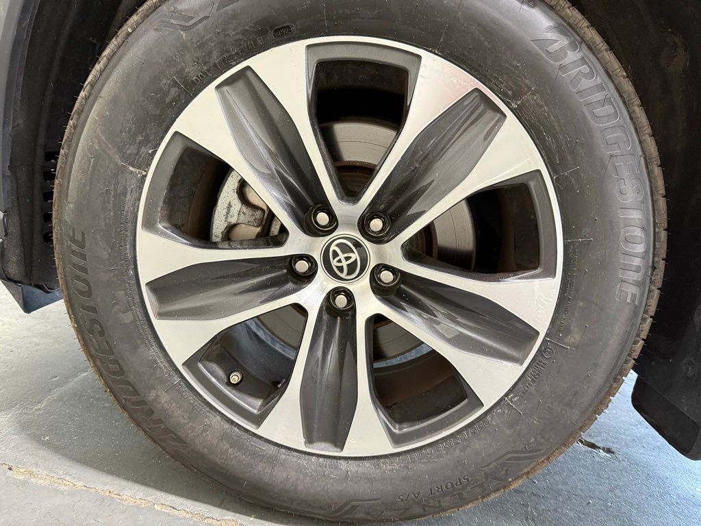 2022 Toyota Highlander XLE photo 2