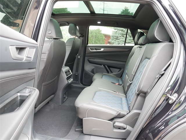 2025 Volkswagen Atlas Cross Sport SEL Premium R-Line photo 5