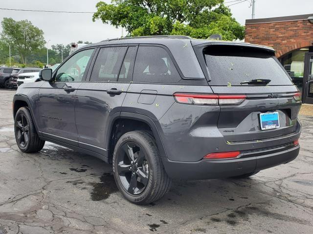 2022 Jeep Grand Cherokee Altitude photo 4