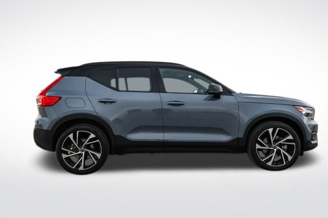 2022 Volvo XC40 R-Design photo 4