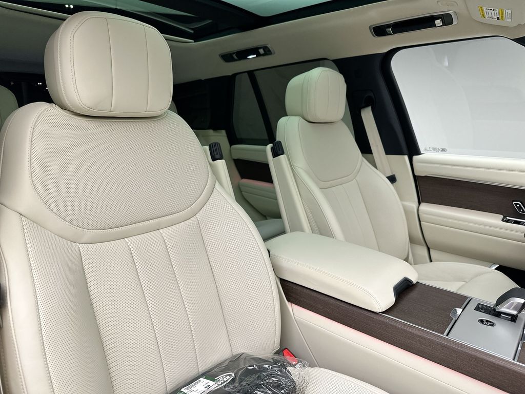 2025 Land Rover Range Rover SE photo 4