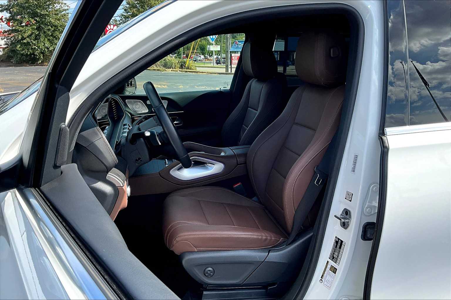 2024 Mercedes Benz GLS 450 4MATIC photo 4