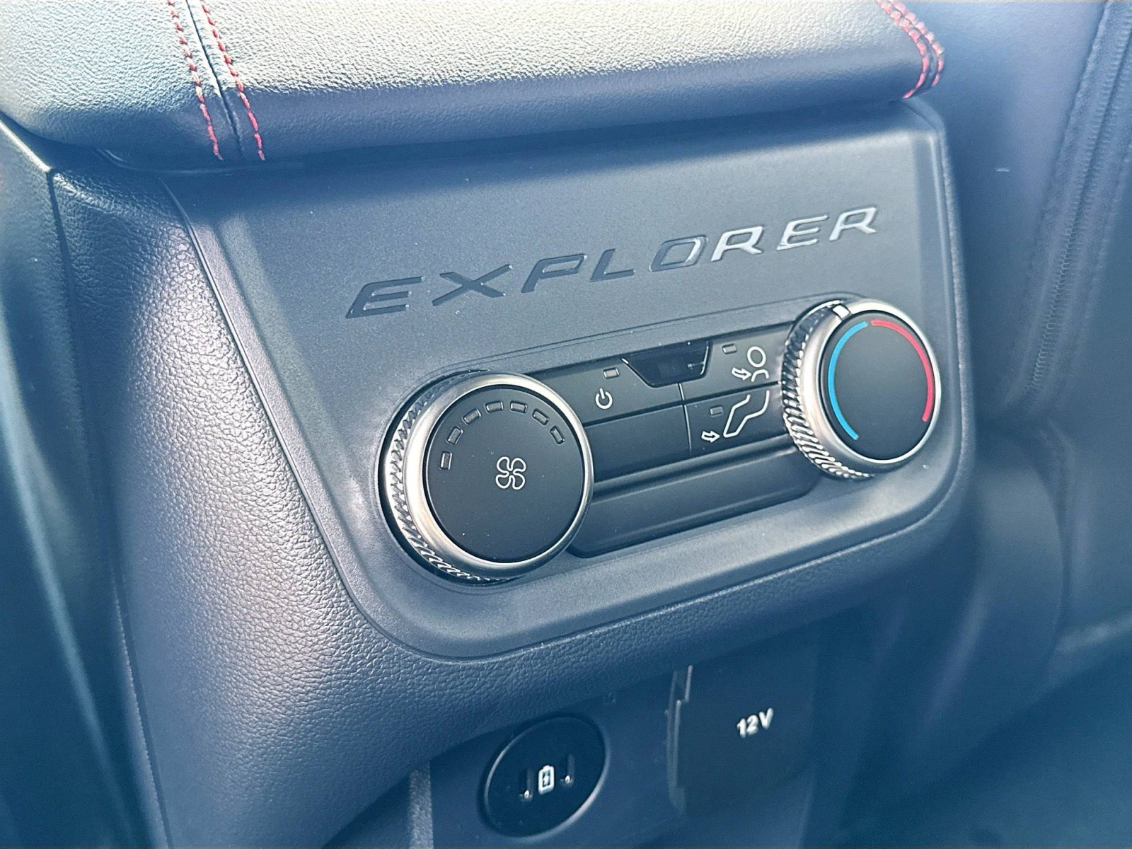 2025 Ford Explorer ST-Line photo 25