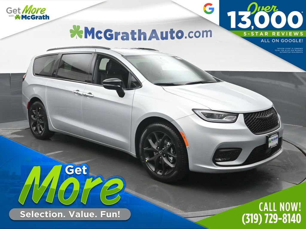 2026 Chrysler Pacifica Select's photo