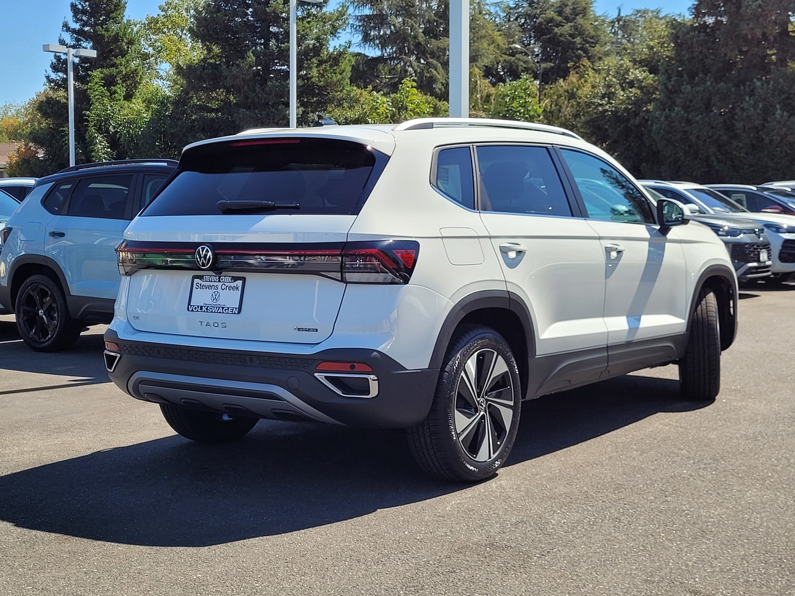 2025 Volkswagen Taos SE photo 4