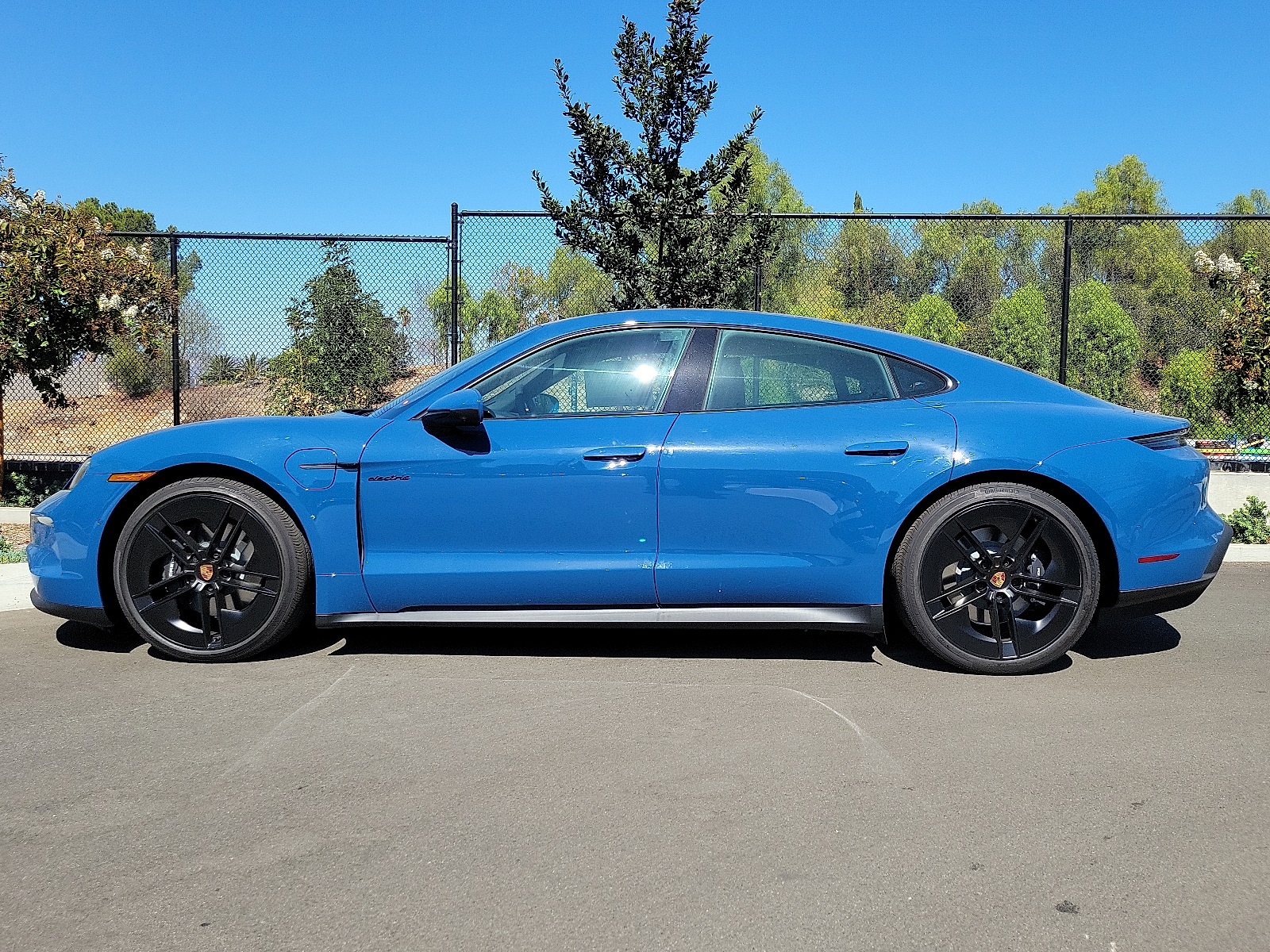 2026 Porsche Taycan 4 photo 2