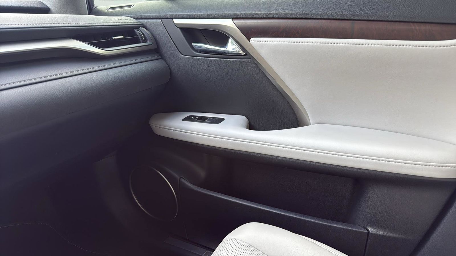 2020 Lexus RX 450h Premium photo 25