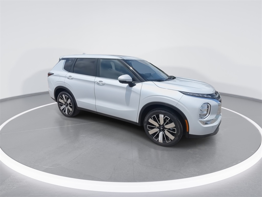 2025 Mitsubishi Outlander SE photo 2