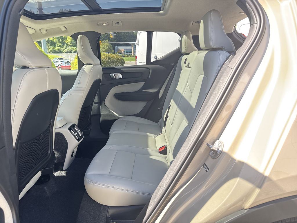 2025 Volvo XC40 Plus photo 10