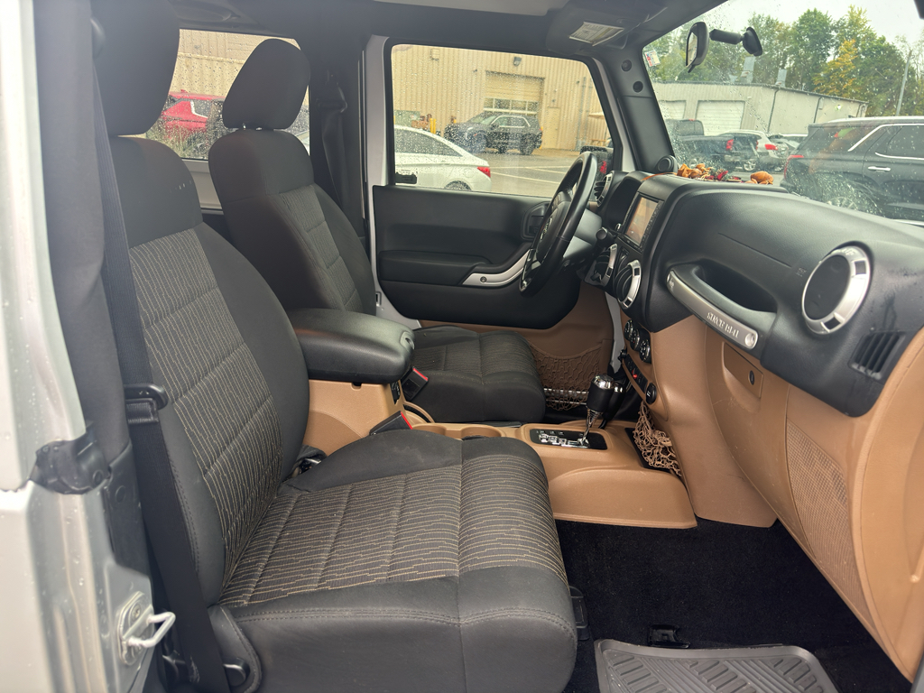 2012 Jeep Wrangler Sahara photo 12