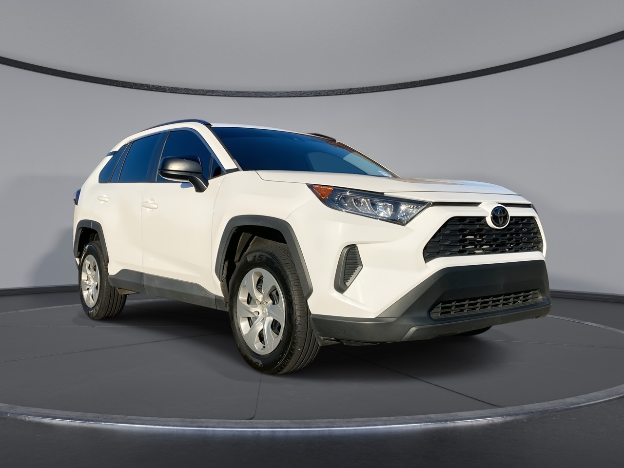 2020 Toyota RAV4 LE's photo