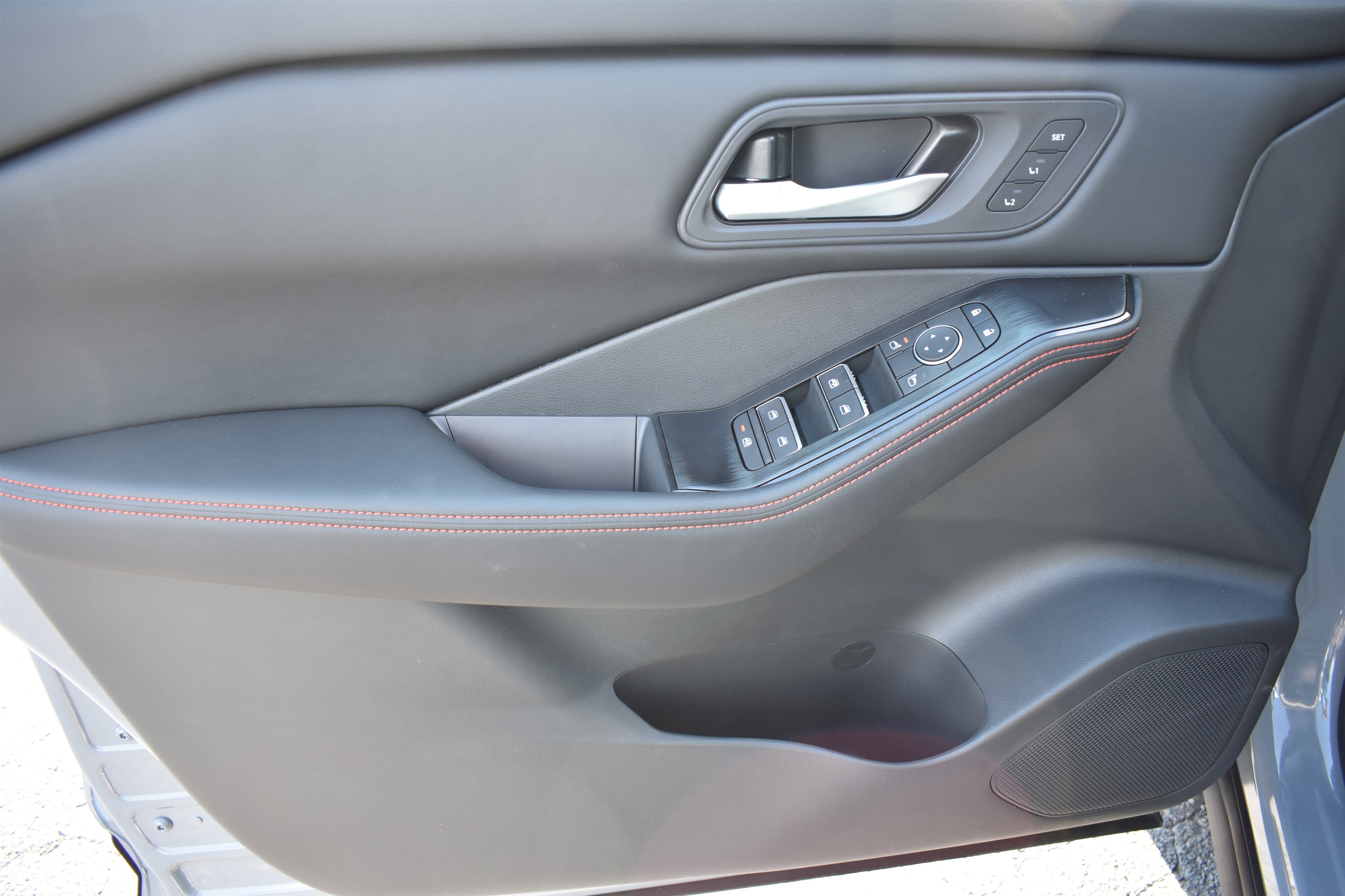 2026 Nissan Rogue SV photo 2