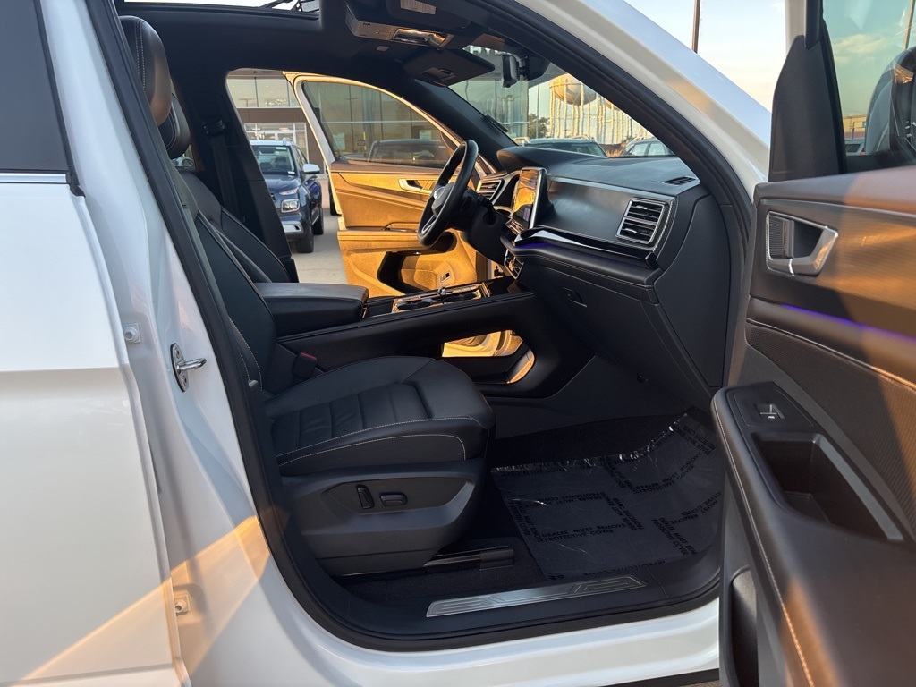 2024 Volkswagen Atlas Cross Sport SEL R-Line photo 33