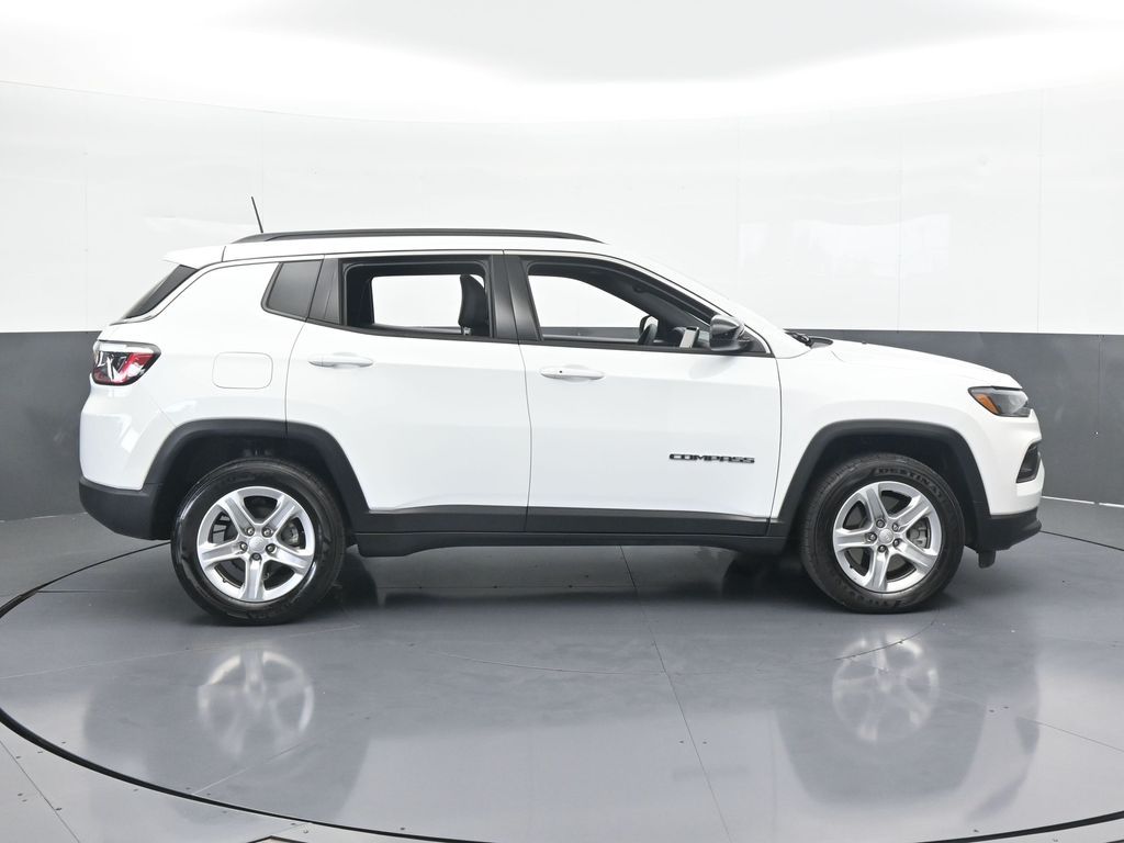 2023 Jeep Compass Latitude photo 3